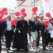 ▲	Po Eucharystii uczestnicy obchodów przemaszerowali ulicami Krasnegostawu do centrum.