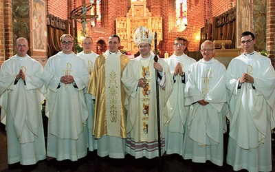▲	Prezbiterzy są współpracownikami biskupów i uczestniczą  w ich posłannictwie.