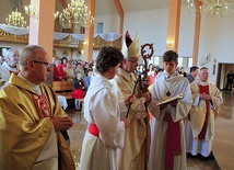 W uroczystości uczestniczyli licznie zgromadzeni wierni i kapłani z dekanatu brzeskiego.