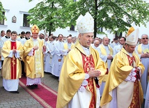 	Inicjatorem pielgrzymki był bp Andrzej Jeż. W Tuchowie modlili się z kapłanami także bp S. Salaterski i bp L. Leszkiewicz.