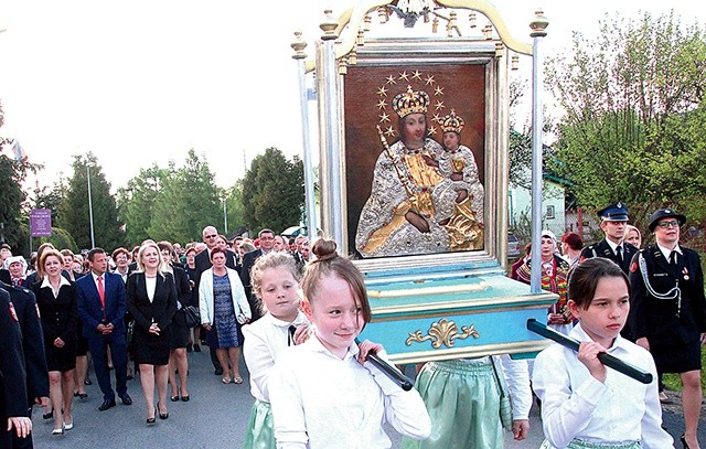 Kilka dni przed dedykacją do nowego kościoła przeniesiono obraz Matki Bożej Radosnej.