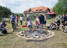 Wśród wielu atrakcji nie zabrakło też ogniska z kiełbaskami.