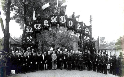Brama tryumfalna w formie łuku ze sprzężonych wagoników kopalnianych, wystawiona przez pracowników kopalni "Bielszowice" 12 czerwca 1927 roku na cześć biskupa katowickiego Arkadiusza Lisieckiego