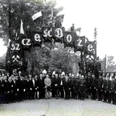 Brama tryumfalna w formie łuku ze sprzężonych wagoników kopalnianych, wystawiona przez pracowników kopalni "Bielszowice" 12 czerwca 1927 roku na cześć biskupa katowickiego Arkadiusza Lisieckiego