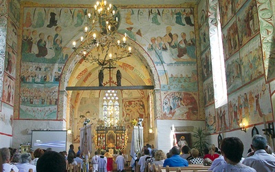 Kościół jest nazywany Dolnośląską sykstyną  ze względu na piękne freski.
