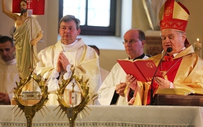 Powitanie znaków Bożego Miłosierdzia w kosciele św. Marcina