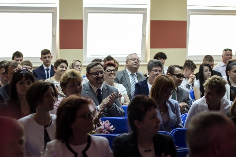 Poświęcenie sztandaru w gimnazjum w Olsztynku