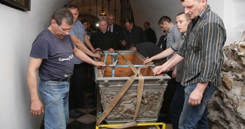 Sarkofagi wyjechały, królowie zostali