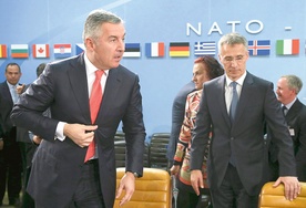 Premier Czarnogóry Milo Djukanović i sekretarz generalny NATO Jens Stoltenberg.