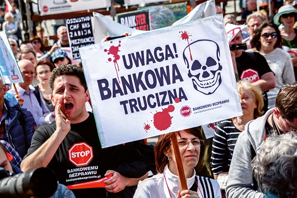 Kwiecień 2016 r. Demonstracja frankowiczów, domagających się ustawowego rozwiązania ich problemów ze spłatą zaciągniętych kredytów przed siedzibą Komisji Nadzoru Finansowego.