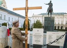 Stanisław Krzyżek od ponad 6 lat każdego dnia wieczorem przywozi przed Pałac Prezydencki krzyż, przy którym grupa ludzi modli się za tych, którzy zginęli w katastrofie smoleńskiej.