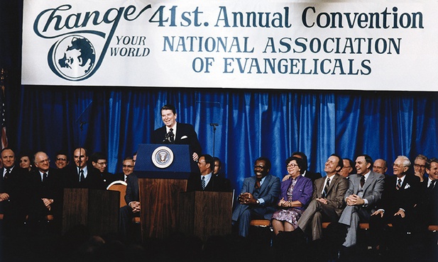 Rok 1983, Ronald Reagan podczas dorocznego zjazdu chrześcijan ewangelikalnych.  To dzięki tej społeczności  i on, i inni republikańscy kandydaci wygrywali dotąd wybory w USA.