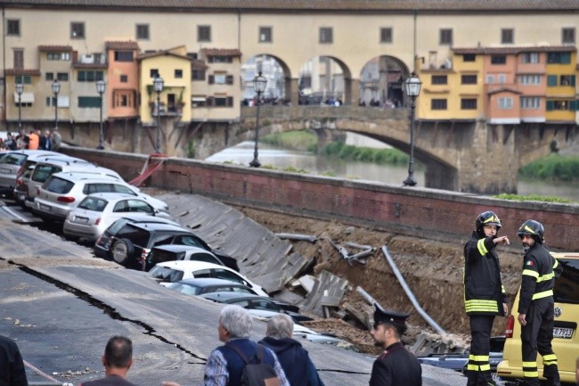 Ogromna rozpadlina w centrum Florencji