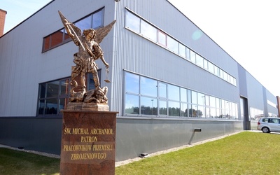 Przed siedzibą Radomskiej Fabryki Broni ustawiono figurę patrona - św. Michała Archanioła