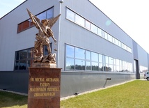 Przed siedzibą Radomskiej Fabryki Broni ustawiono figurę patrona - św. Michała Archanioła