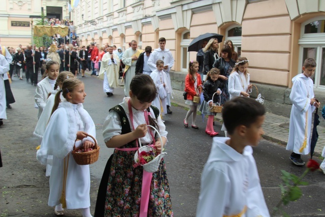 Procesja Bożego Ciała w parafii św. Elżbiety w Cieszynie