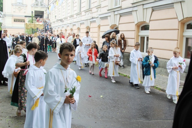 Procesja Bożego Ciała w parafii św. Elżbiety w Cieszynie