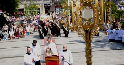 Udział w procesji jest wyznaniem wiary w realną obecność Pana Jezusa w Najświętszym Sakramencie