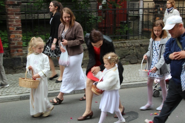 Procesja Bożego Ciała w parafii św. Marii Magdaleny w Cieszynie