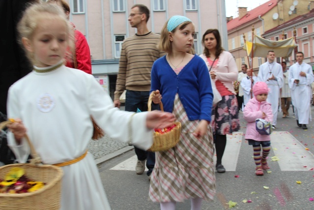 Procesja Bożego Ciała w parafii św. Marii Magdaleny w Cieszynie