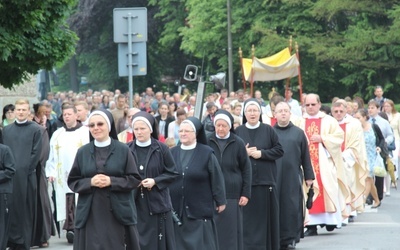 Procesja przeszła szlakiem domów zakonnych na terenie parafii