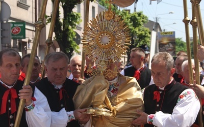 Po Mszy świętej ulicami Łowicza przeszła barwna procesja z Najświętszym Sakramentem