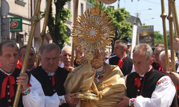 Po Mszy świętej ulicami Łowicza przeszła barwna procesja z Najświętszym Sakramentem