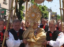 Po Mszy świętej ulicami Łowicza przeszła barwna procesja z Najświętszym Sakramentem