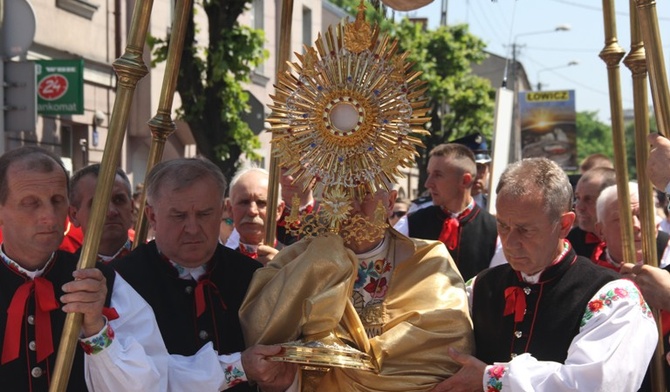 Po Mszy świętej ulicami Łowicza przeszła barwna procesja z Najświętszym Sakramentem