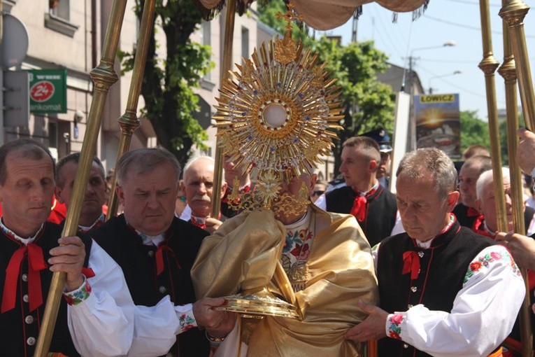 Po Mszy świętej ulicami Łowicza przeszła barwna procesja z Najświętszym Sakramentem