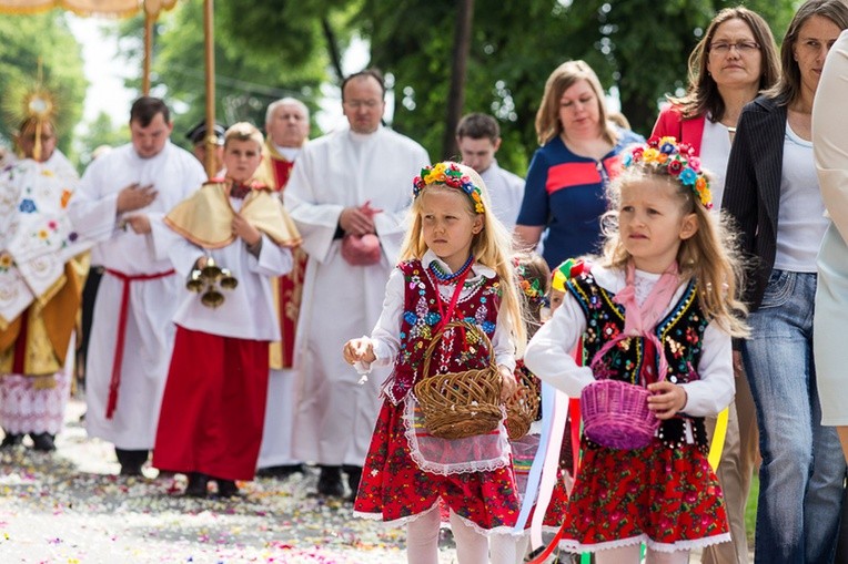 Dziewczynki sypiące kwiaty