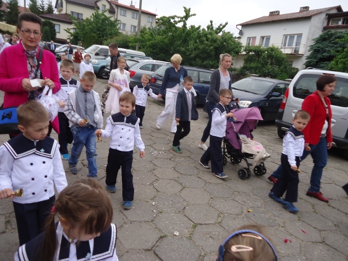 Asysta przedszkolaków w procesji Bożego Ciała