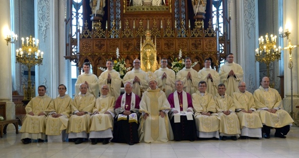 Radomscy neoprezbiterzy A.D. 2016 z biskupami, wykładowcami oraz zarządem WSD