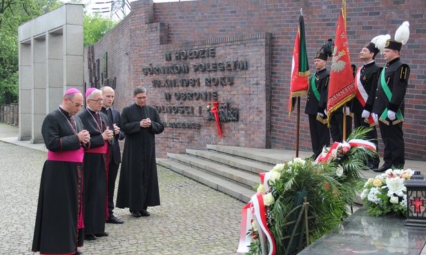 Prymas Polski Wojciech Polak i abp Wiktor Skworc pod pomnikiem górników zastrzelonych w KWK "Wujek"