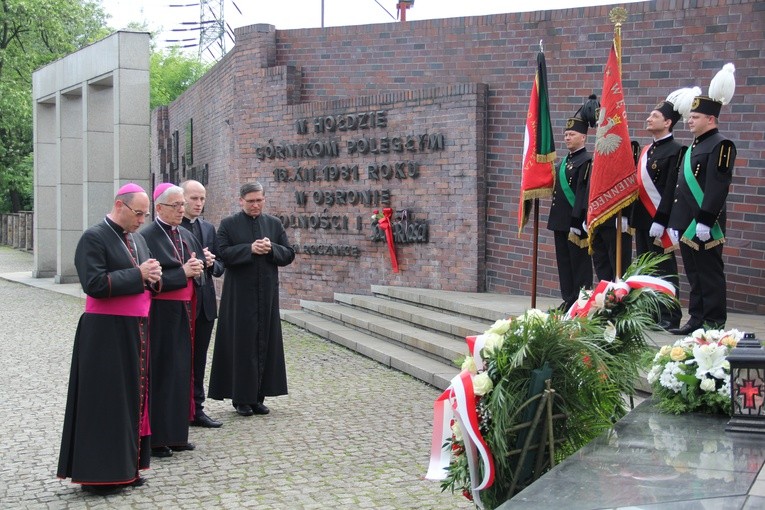 Prymas Polski Wojciech Polak i abp Wiktor Skworc pod pomnikiem górników zastrzelonych w KWK "Wujek"
