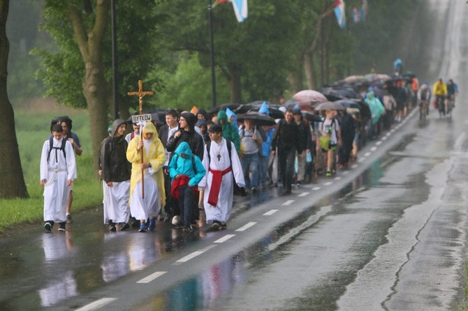 Pielgrzymka mężczyzn do MB Piekarskiej - cz. 1