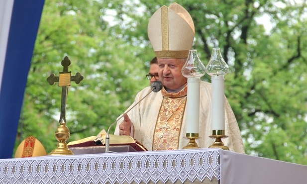 Kard. Stanisław Dziwisz w Piekarach