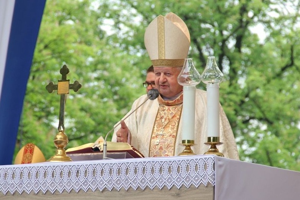 Kard. Stanisław Dziwisz w Piekarach