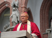 Bp Jean-Louis Balsa podczas nabożeństwa majowego