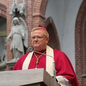 Bp Jean-Louis Balsa podczas nabożeństwa majowego