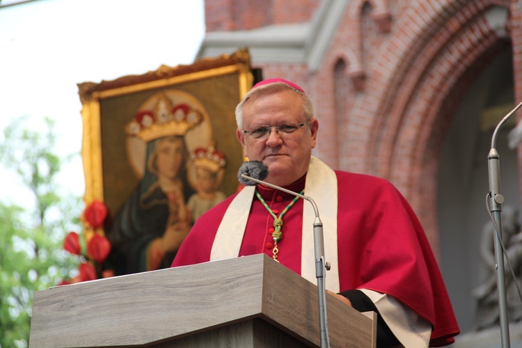 Nabożeństwo majowe na pielgrzymce w Piekarach Śląskich