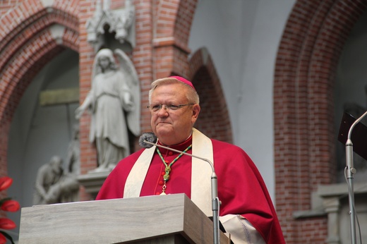 Nabożeństwo majowe na pielgrzymce w Piekarach Śląskich