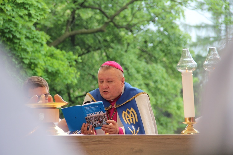 Nabożeństwo majowe na pielgrzymce w Piekarach Śląskich