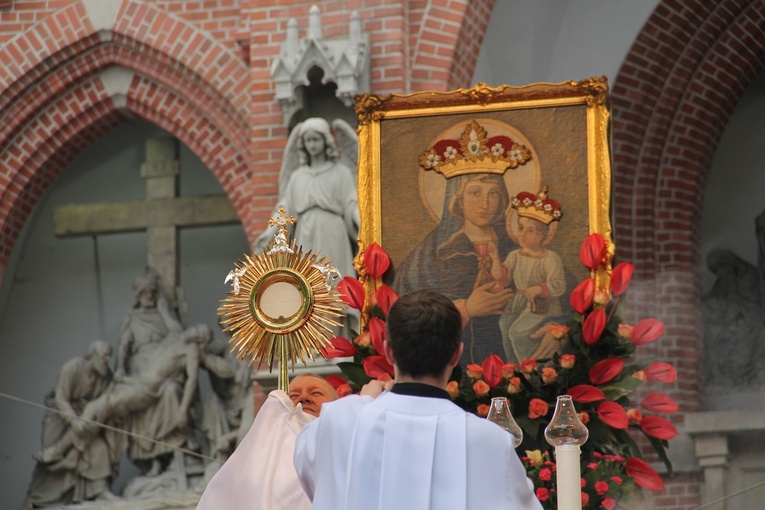 Nabożeństwo majowe na pielgrzymce w Piekarach Śląskich