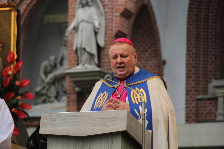 Nabożeństwo majowe na pielgrzymce w Piekarach Śląskich