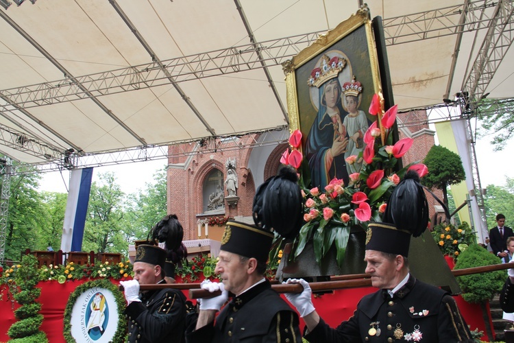 Nabożeństwo majowe na pielgrzymce w Piekarach Śląskich