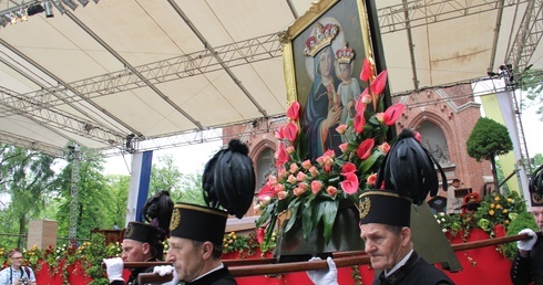 Nabożeństwo majowe na pielgrzymce w Piekarach Śląskich