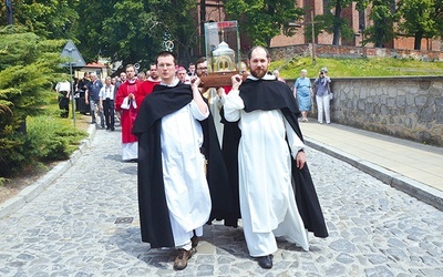 	W procesji niesiono relikwie dominikańskich męczenników z Sandomierza. 