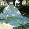 Obelisk upamiętni pomordowanych Żydów.