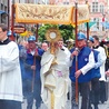 Abp Sławoj Leszek Głódź niesie Najświętszy Sakrament podczas procesji.
